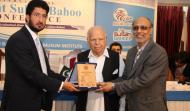 Sahibzada Sultan Ahmad Ali,Akram Zaki, Presenting Shield to Dr Dildar A. Alvi